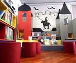 In der Kinderbibliothek lädt die begehbare Ritterburg mit mehrstufigen Lesepodesten Kinder und Eltern zum Schmökern und Vorlesen ein.